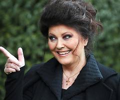 Claudia Mori compie 80 anni: il volto inedito di una donna che ha fatto la storia dell'entertainment italiano