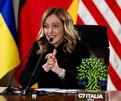 Macron snobba Meloni alla presidenza del G7