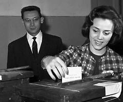 Il 10 marzo 1946 le donne italiane votavano per la prima volta, ma non potevano portare il rossetto nella cabina elettorale