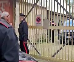 Si appartano in auto, in un garage, col motore acceso: così una ragazza e un ragazzo muoiono lentamente