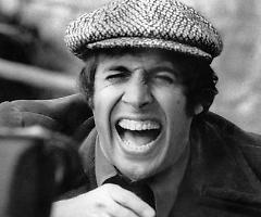 Adriano Celentano fa le corna a chi lo vuole morto per l'ennesima volta
