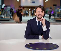 Il piano di riarmo europeo "illegale". Furore (MS): "Sconfessata Ursula von der Leyen"