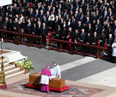 Funerali di Papa Francesco: il rosso e il nero, lo scacchiere del potere mondiale