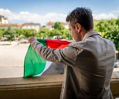Sesto Fiorentino contro lo sterminio a Gaza: il Comune espone la bandiera della Palestina 