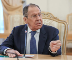 Per spalleggiare Bibi il criminale, Trump il pazzo compromette le relazioni con la Russia. Mosca: «Ora si che l'Iran produrrà il nucleare e il mondo rischia il caos»