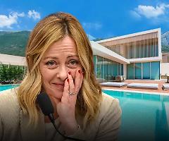 Tra Giorgia e Elly volano gli ombrelloni: le scintille sulle vacanze d'agosto tra la premier e le opposizioni
