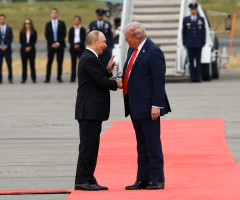 Applausi, sorrisi e una "Bestia" per due: inizia così il vertice tra Putin e Trump che potrebbe durare anche 6 ore