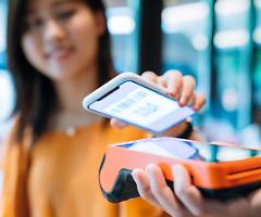 Un futuro cashless in Italia? Come cambia la vita quotidiana tra micropagamenti e identità digitale