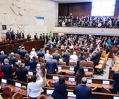 Trump contestato nel Parlamento di Israele con cartelli "genocidio": i deputati sono stati allontanati