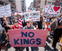 In America 2.500 marce contro Trump: «Non vogliamo un re»