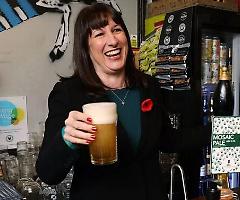 Pinte amare per Rachel Reeves: la cancelliera britannica bandita dal suo pub per aver aumentato le tasse