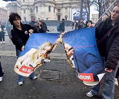 Referendum, in piazza a Roma per il "No": bruciati  manifesti con Meloni, Nordio e Netanyahu 
