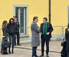 Salvini contestato ai funerali di Bossi: &laquo;Molla la camicia verde&raquo;. Applausi per Zaia