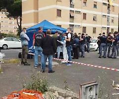 Con il cadavere in casa da una settimana, lo lascia in valigia in una piazza di Roma