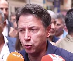 Conte travolto dall'affetto della gente a Napoli, non riesce neppure a parlare: deve quietare una signora con un bacio