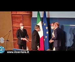 Giornalisti genuflessi a Draghi: questo mestiere è proprio finito
