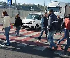 Ancona protesta contro il green pass passeggiando sulle strisce pedonali