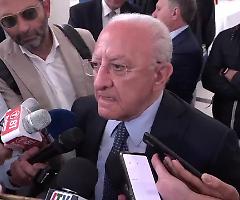 Meloni si presenta coma la stronza? De Luca: "Ci ha tenuto a comunicare la sua vera identità"