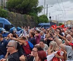 Manifestazioni di protesta contro l'abolizione del Reddito di cittadinanza: a Napoli tafferugli con la Polizia