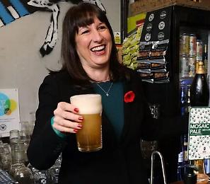 Pinte amare per Rachel Reeves: la cancelliera britannica bandita dal suo pub per aver aumentato le tasse