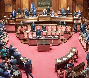 Il taglio delle poltrone non fa diminuire la spesa per i parlamentari