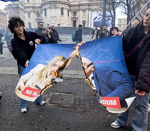 Referendum, in piazza a Roma per il "No": bruciati manifesti con Meloni, Nordio e Netanyahu