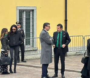 Salvini contestato ai funerali di Bossi: &laquo;Molla la camicia verde&raquo;. Applausi per Zaia