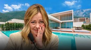 Tra Giorgia e Elly volano gli ombrelloni: le scintille sulle vacanze d'agosto tra la premier e le opposizioni