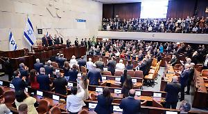 Trump contestato nel Parlamento di Israele con cartelli "genocidio": i deputati sono stati allontanati