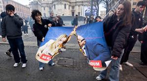 Referendum, in piazza a Roma per il "No": bruciati manifesti con Meloni, Nordio e Netanyahu