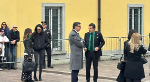 Salvini contestato ai funerali di Bossi: &laquo;Molla la camicia verde&raquo;. Applausi per Zaia