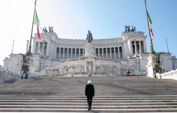 Mattarella solo all'Altare della Patria, in una Roma attonita scossa solo dal trombettiere del silenzio