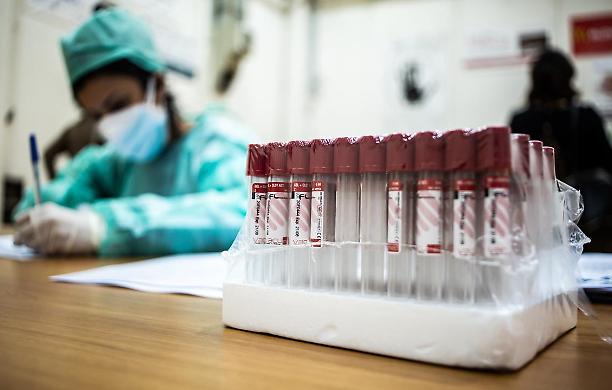 Coronavirus, dal 4 maggio test del sangue su un campione nazionale di 150mila persone