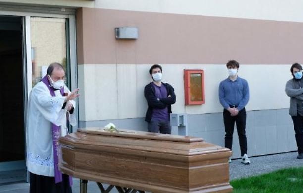 Funerali con termoscanner, igienizzanti e mascherine. Ecco come sarà la "fase 2"