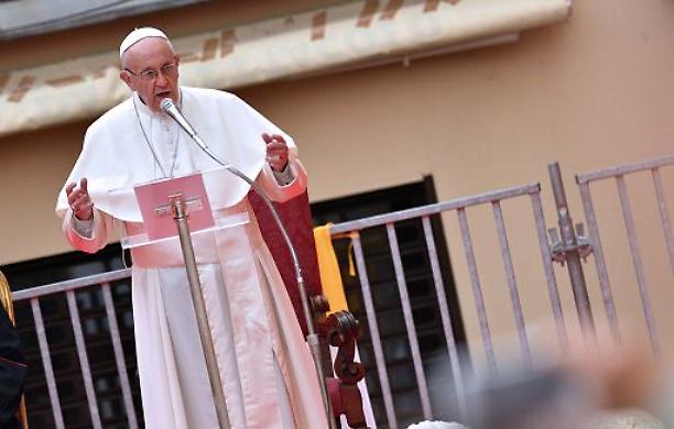 Scontro nel Governo sulla regolarizzazione dei braccianti irregolari, il Papa sta con la Bellanova