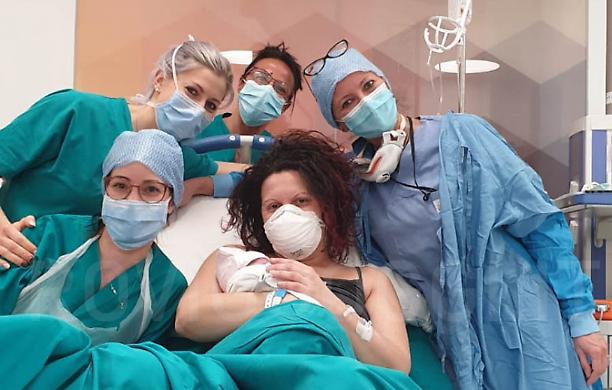 Coronavirus, Policlinico di Milano: «Non si trasmette in gravidanza. Parto naturale scelta migliore»
