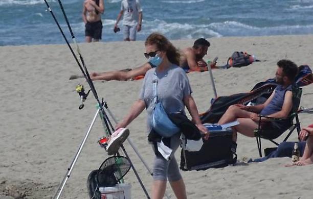 Distanza minima di 5 metri tra gli ombrelloni e percorsi differenziati, così si potrà andare in spiaggia