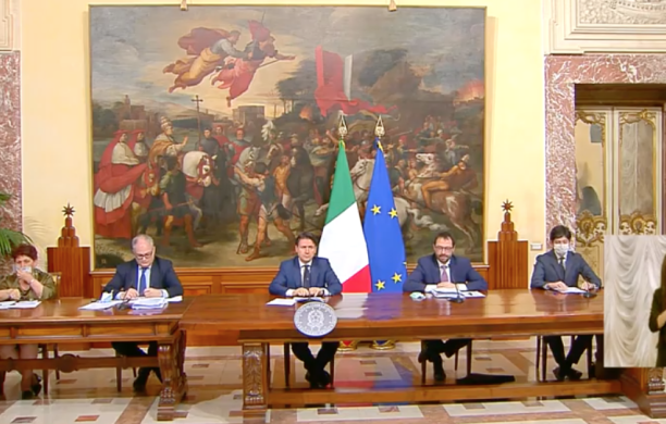 Via al Rilancio di Conte, inclusa la sanatoria migranti per cui la Bellanova piange