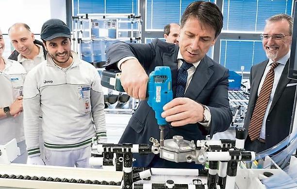 Il prestito da 6 miliardi a FCA agita la politica (soprattutto il PD), l'azienda gruppo: soldi per sostenere automotive italiano da 10mila aziende