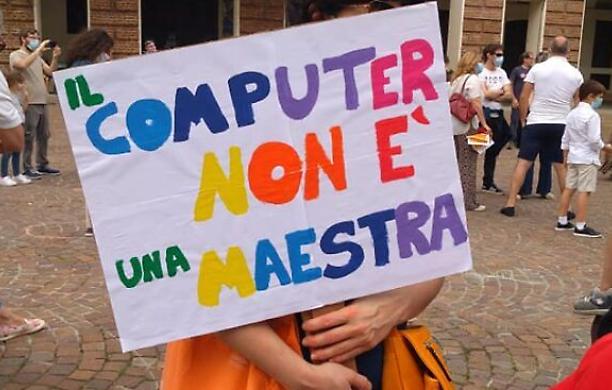 Genitori, insegnanti e studenti in piazza per chiedere il ritorno fisico a scuola