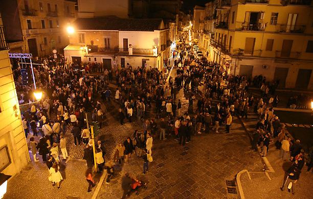Movida "libera tutti" (ma anche affollati festini in casa) a Foggia, Matera e Potenza. Dal Viminale ai giovani: «Fase pericolosa»