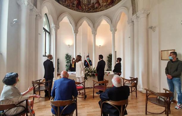 In Puglia Decaro celebra il primo "si" della "Fase 2": in Italia annullati 219.405 matrimoni