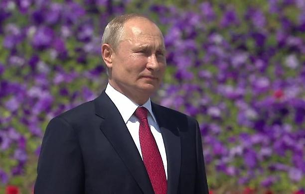 Se vuoi incontrare Putin, devi passare per la sua doccia disinfettante