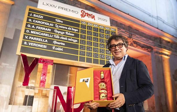 "Il colibr&igrave;" di Sandro Veronesi spicca il volo e vince il Premio Strega