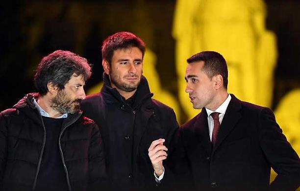 I 5 Stelle tentano il ritorno in orbita, ma si cerca capitan Dibba. Per Fico la crisi è inevitabile