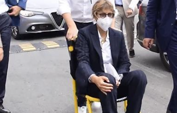 Pure la sfiga perseguita Salvini: al processo una lastra di marmo si stacca da una parete del Tribunale e colpisce l'avvocato Bongiorno