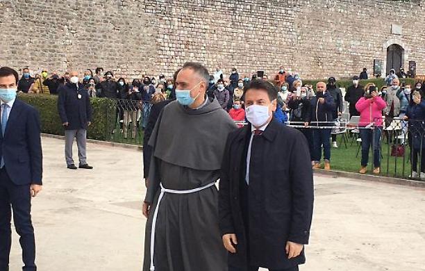 Conte ad Assisi, la gente: «Fa come San Francesco, pensa agli ultimi»