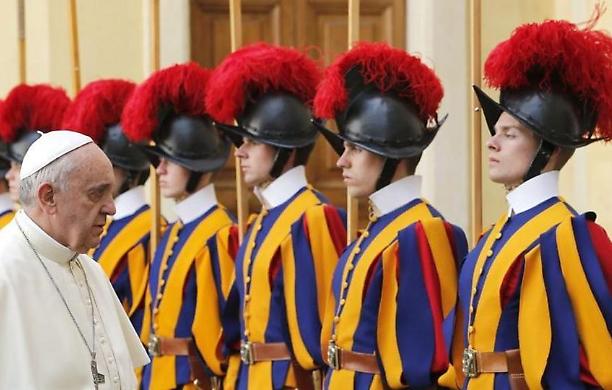 Coronavirus, contagiate anche 4 Guardie Svizzere del Papa