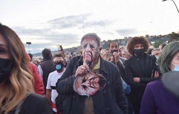 Coronavirus, Campania verso la "zona rossa". De Luca: «Scandalose le immagini dal lungomare di Napoli»
