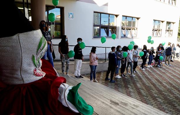 Il Tar Campania respinge i ricorsi contro l'ordinanza di De Luca: le scuole restano chiuse